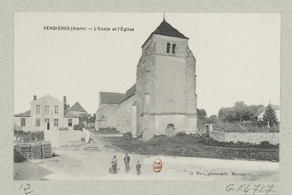 Carte postale de Vendières. L'école et l'église.