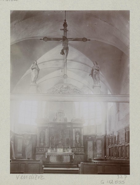 Le chœur de l'église. La poutre de gloire que l'on voit au premier plan porte la date 1628. 3 juillet 1908.